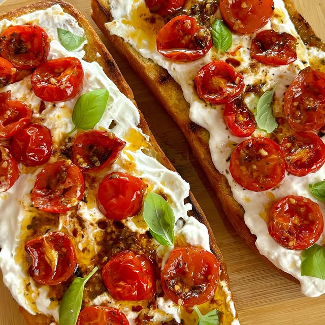 BRUSCHETTA PRIMAVERILE BURRATA E POMODORINI