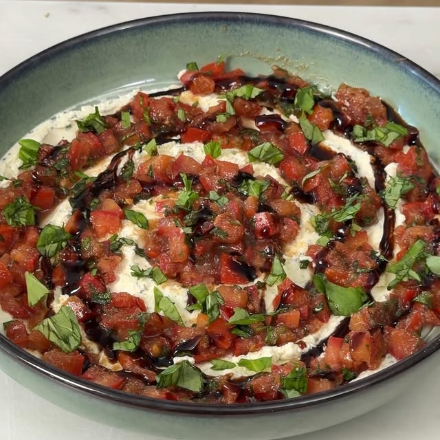 La dip parfaite pour l’été! Boursin et bruschetta!